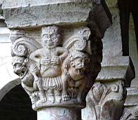 Abbaye Saint-Michel-de-Cuxa, Cloitre Ouest, Chapiteau orientalisant du roi des animaux (2)